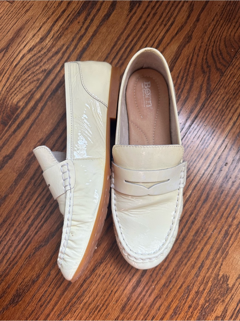 Børn patent leather loafers in off white